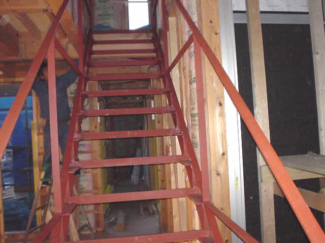 ほとんどをフラットバーで製作した室内用鉄骨階段
