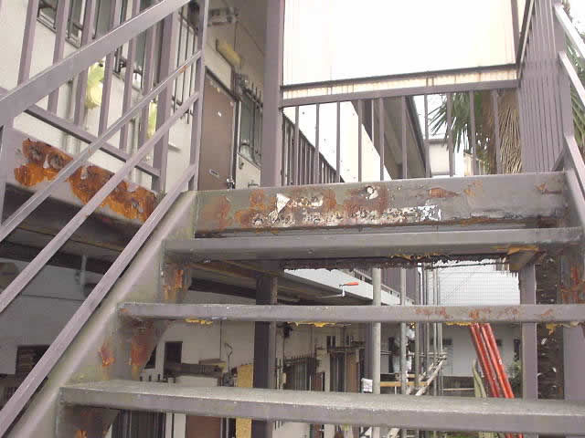 老朽化の進んだアパートの鉄骨階段