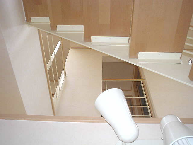 下から階段の木製ステップを見上げる