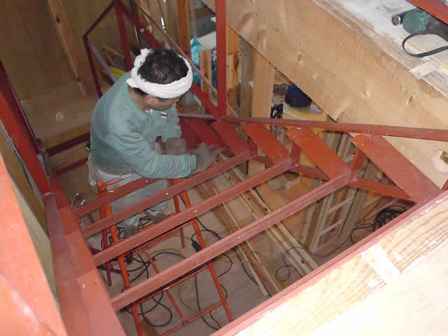 木造住宅の中に鉄骨階段を施工する