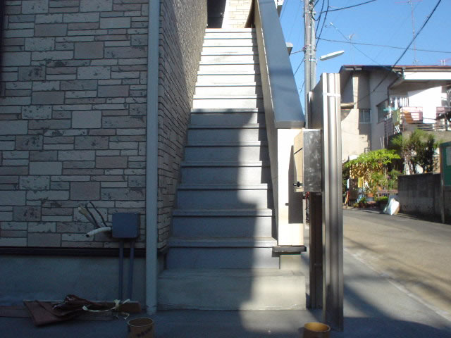 アパート鉄骨階段の前面