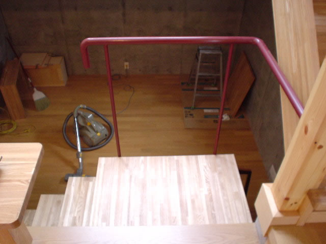 室内階段では足のつくステップは木製が多い