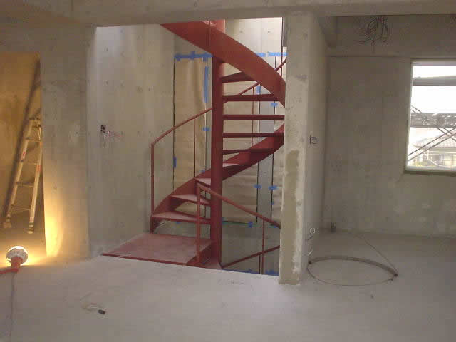 さび止め塗装のままの螺旋階段の写真