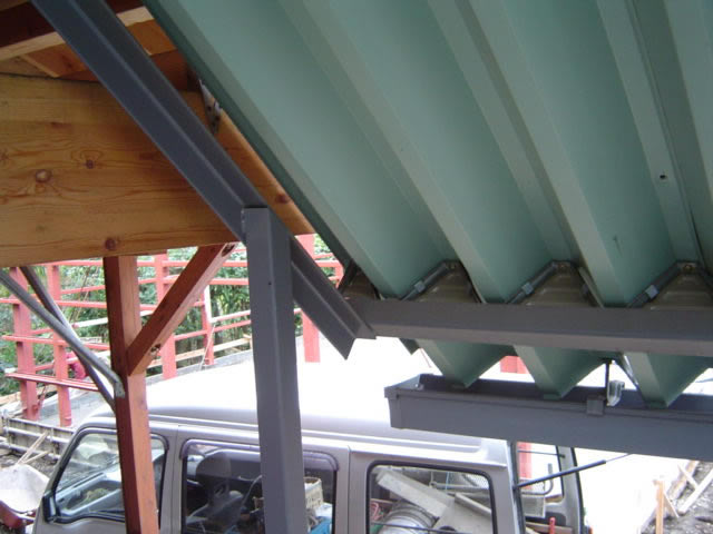 階段の屋根は折板を使用
