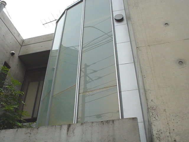 ガラス貼りの階段室