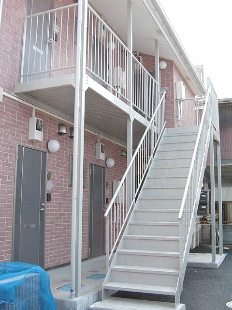 仕上げ塗装をされたアパートの階段と廊下