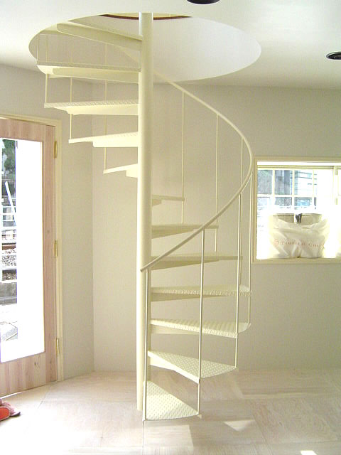 白色の螺旋階段