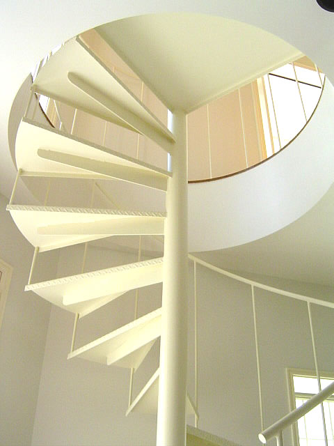 白色に塗装された螺旋階段を下から見る