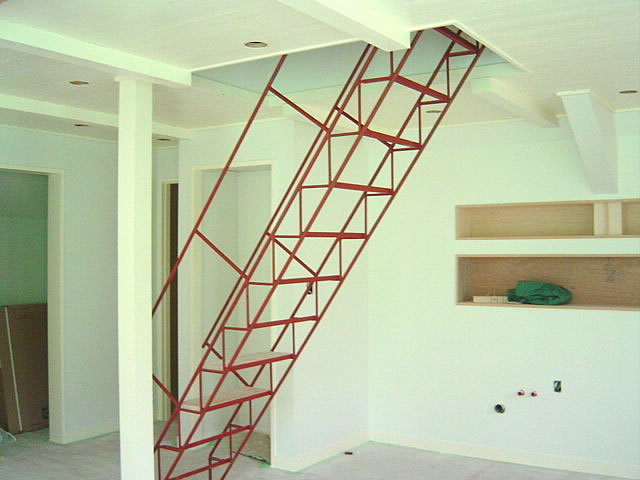 塗装される前、ステップがつく前の階段写真
