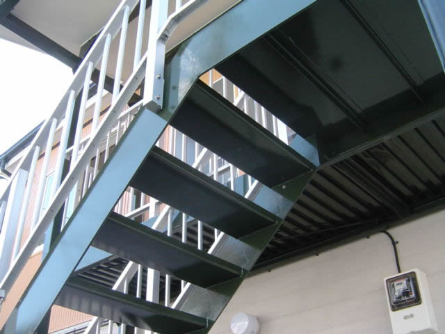 アパートの鉄骨階段の写真