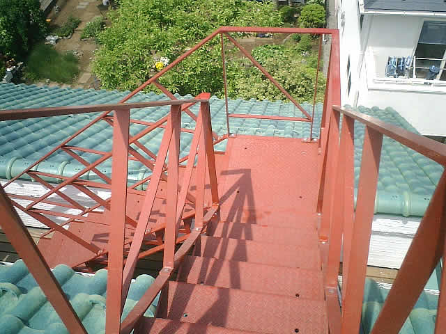 オフィスビルの屋上に上がる鉄骨階段
