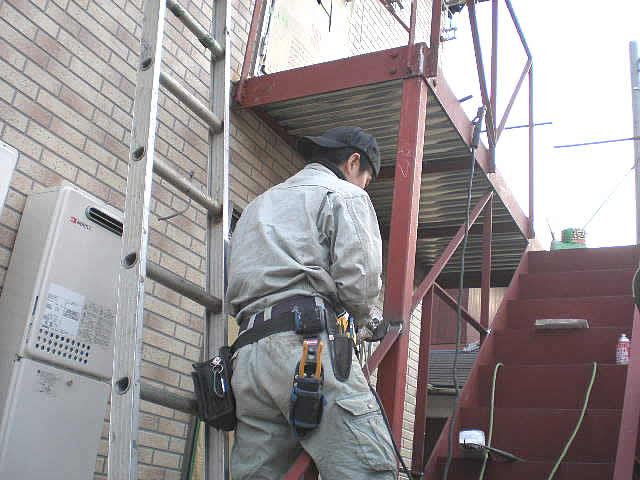 塗装前の防錆塗装された鉄骨階段