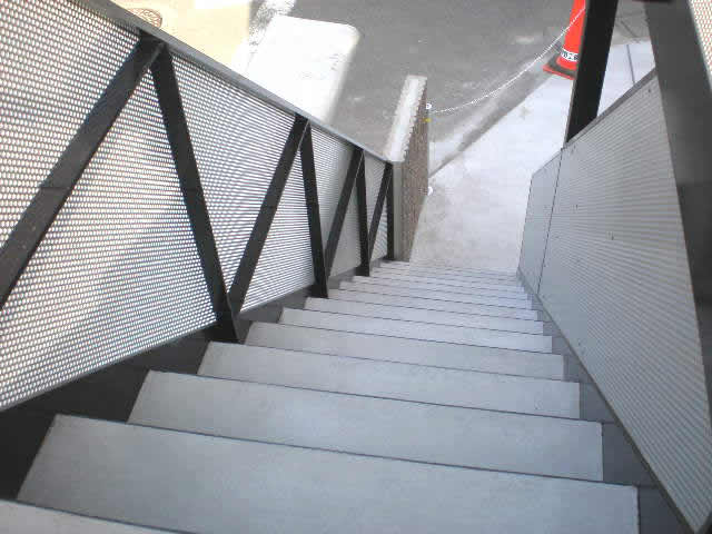 鉄骨の階段のステップはモルタル打設式
