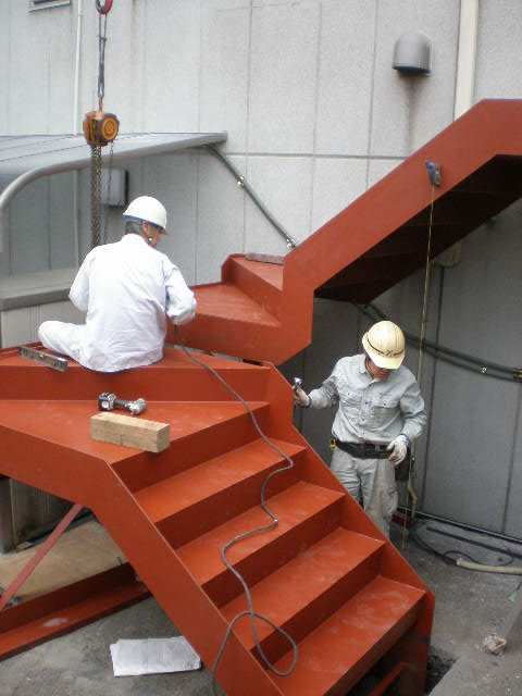 オフィスビルに増設の鉄骨階段