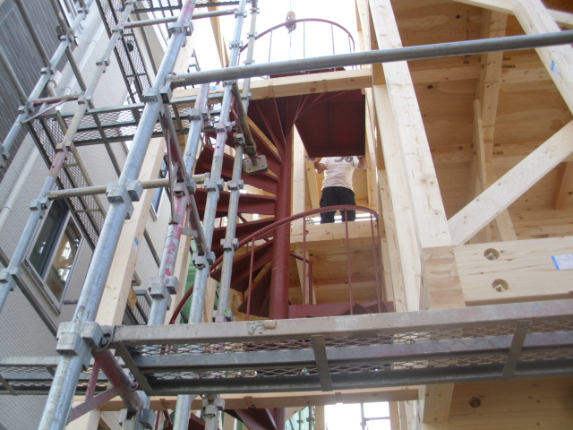 木造建て方時の螺旋階段工事