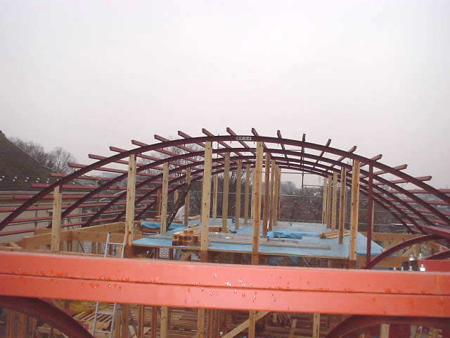 建物の丸い屋根。鉄骨下地を製作