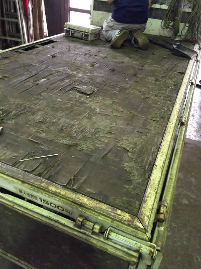 腐食したトラック荷台の床板