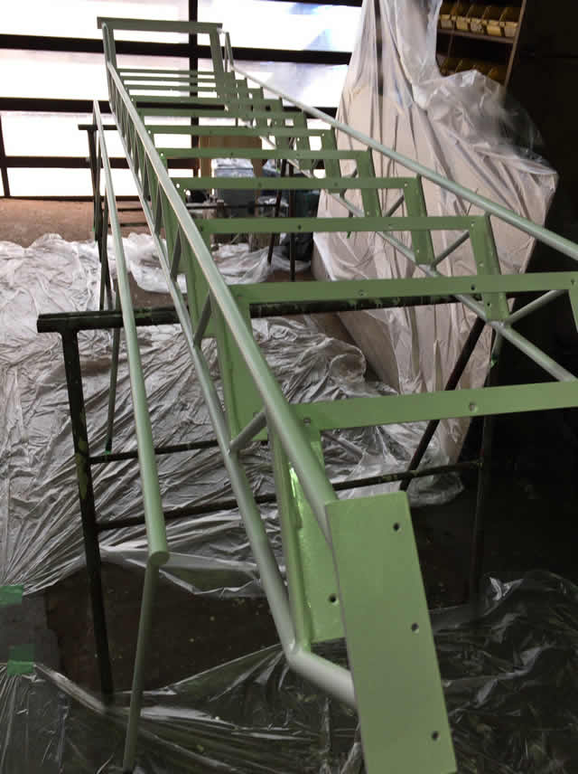 工場内で白く塗装された鉄骨階段